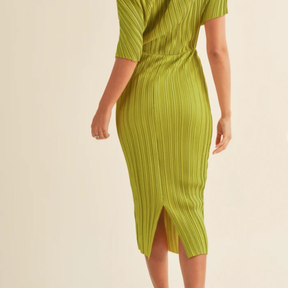 Elegant chartreuse Green Off-Shoulder Dress - Picture 3 of 7